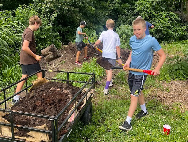 Ma'asim Tovim campers gardening